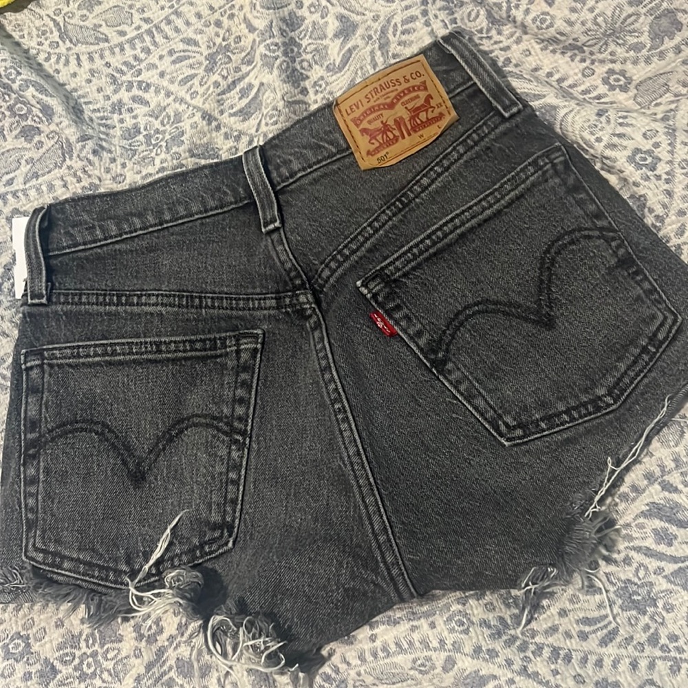 Black jean Levi super short shorts!
